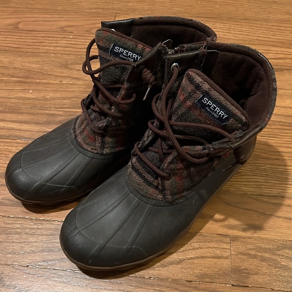 SPERRY Saltwater Duck-boot. STS83680
Size 9
Brown plaid- matte rubber boot - Picture 6 of 6
